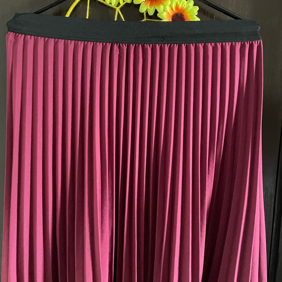 Maroon pleated long skirt - Picture 3 of 4